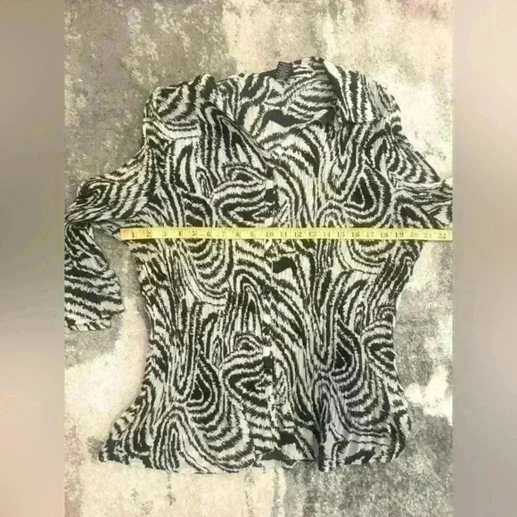 Women’s White&Black New York City Design Blouse - Picture 3 of 5